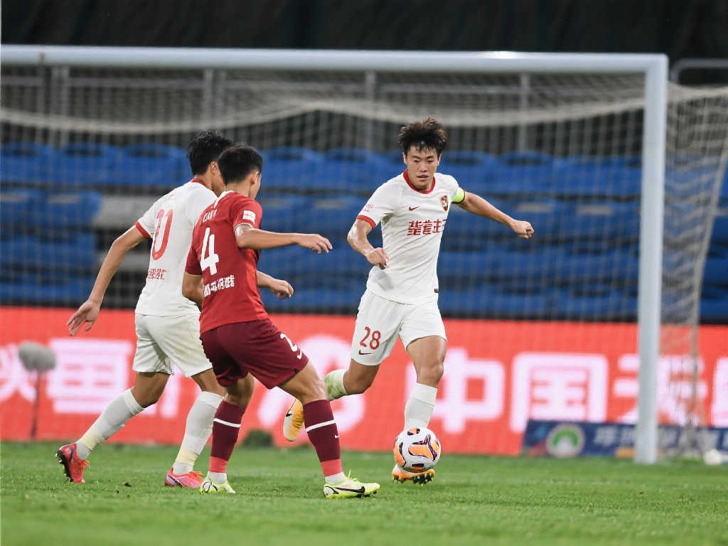 王钰栋巧妙破门:精准低射令门将措手不及 王钰栋巧妙破门:精准低射令门将措手不及