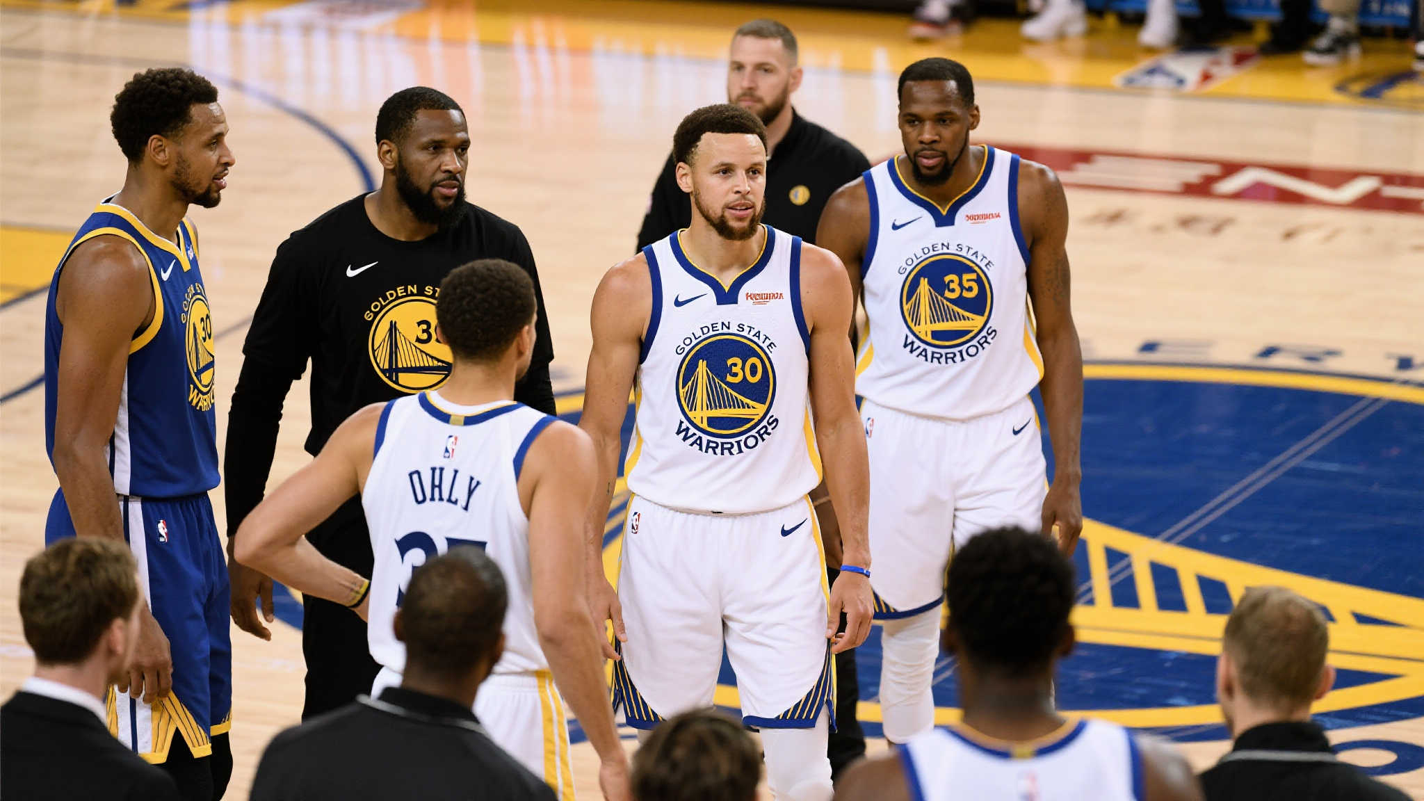 外线手感冰冷,华侨连续错失三分良机,仍未开张 面对被动局势,不同国家及地区如NBA或国际赛事中的